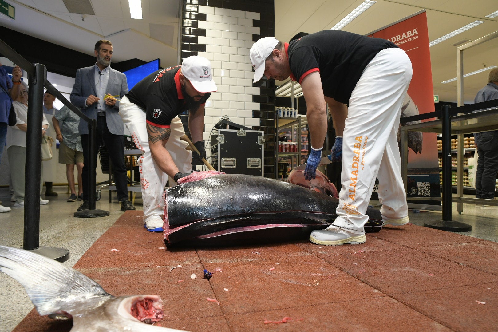 Las mejores imágenes del espectacular ronqueo del atún en El Corte Inglés de Alicante