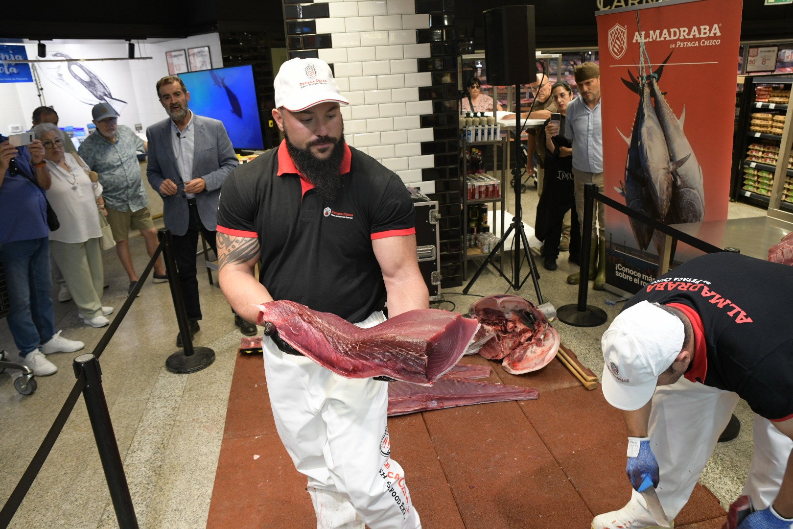 Las mejores imágenes del espectacular ronqueo del atún en El Corte Inglés de Alicante