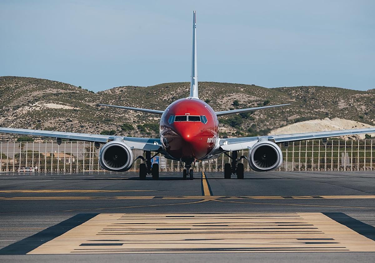 Avión en el aeropuerto de Alicante-Elche.