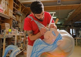 El artista Adrián Alcaraz ultima un ninot de La Ceràmica.