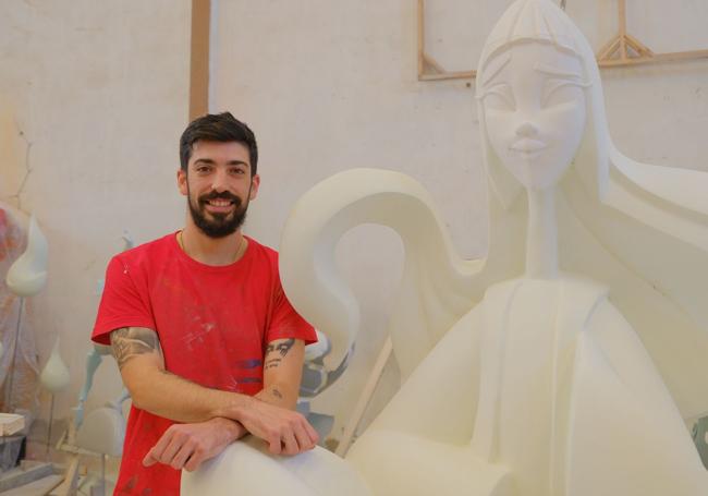 Adrián Alcaraz con el cuerpo central de la foguera infantil de La Ceràmica.