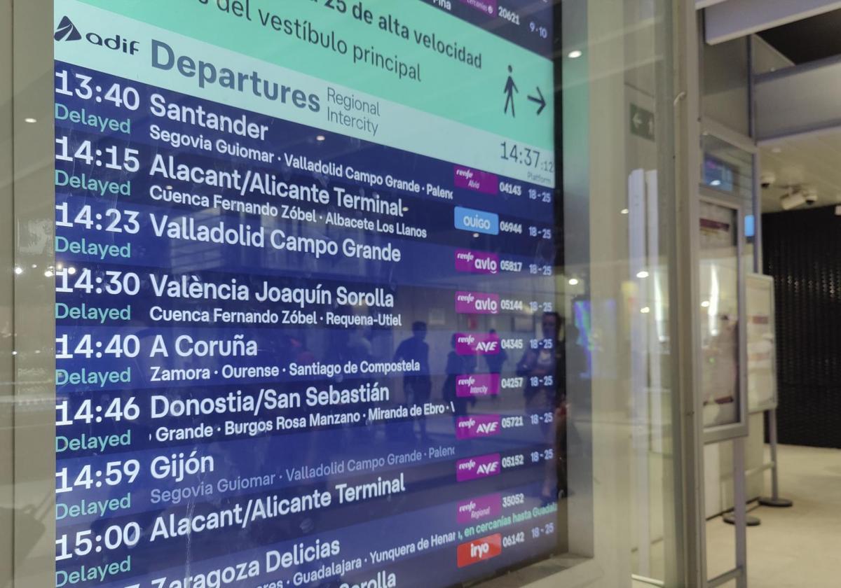 Imagen principal - Twenty trains from Alicante affected by the Chamartín breakdown