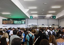 Vestíbulo colapsado por la avería en Chamartín.