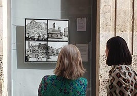 Uno de los ventanales con la exposición sobre el origen de las Hogueras.