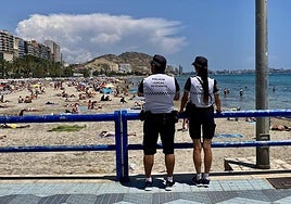 Agentes de la Policía Local de Alicante en la playa del Postiguet.