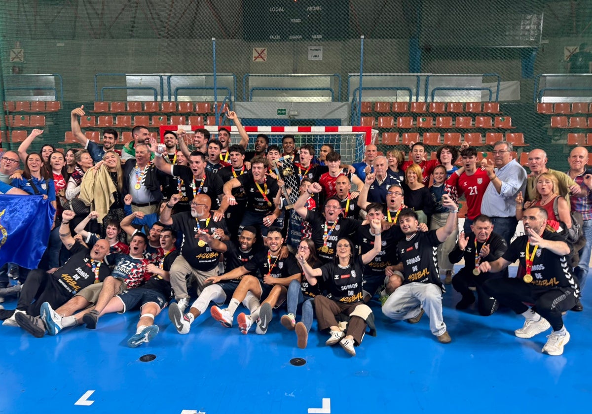 El EÓN celebra su ascenso en la última jornada.