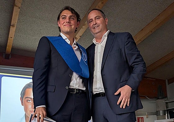 Iago Sánchez (izq), el alumno que ha sacado mejor nota en Selectividad.