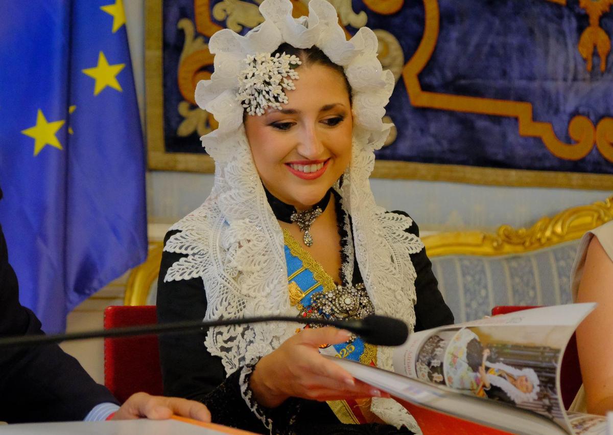 Imagen secundaria 1 - Presentación de la revista 'Festa de Fogueres'.