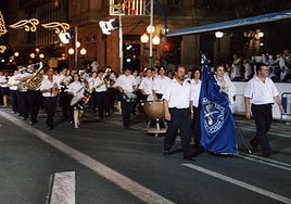 L'Harmonia d'Alacant durante una de sus primeras Entrada de bandas.