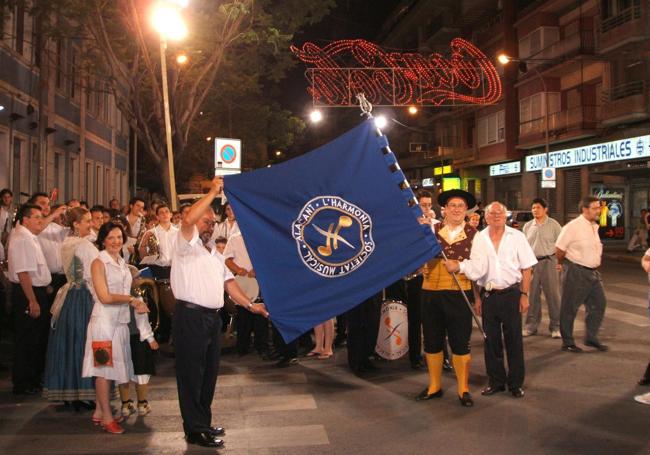 Presentation of L'Harmonia's flag.
