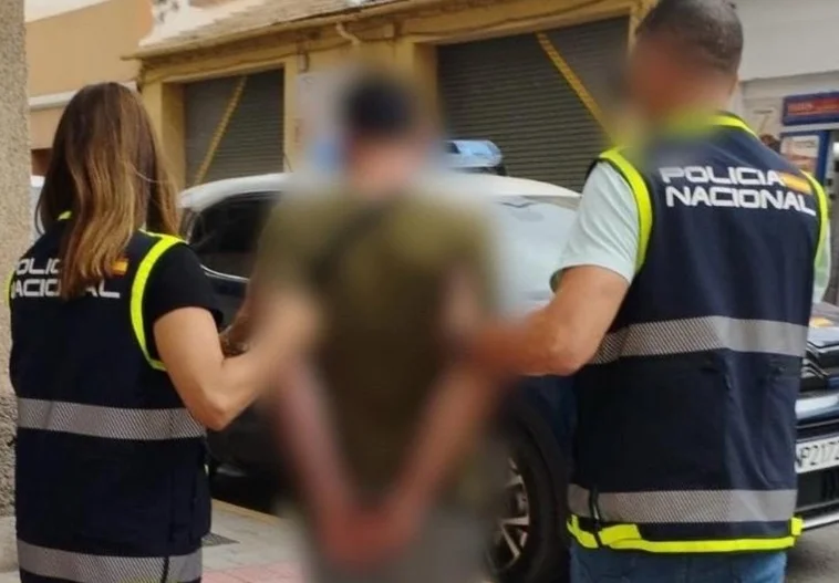 La Policía Nacional custodia al detenido.