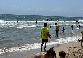 Un socorrista en una playa de Elche.