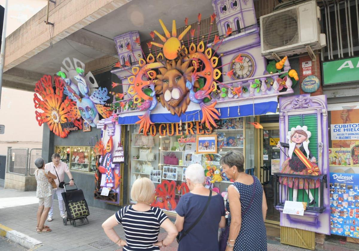 Residents of Virgen del Remedio admire the showcase of Autoservicio del Hogar.