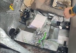 La Guardia Civil abre la trampilla secreta donde el narco escondía los 20 kilos de metanfetamina.
