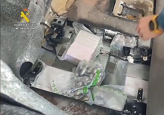 La Guardia Civil abre la trampilla secreta donde el narco escondía los 20 kilos de metanfetamina.