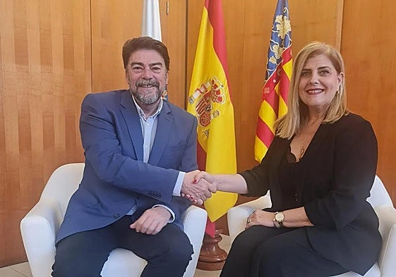 El alcalde de Alicante, Luis Barcala, y la portavoz de Vox, Carmen Robledillo.