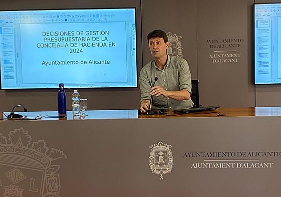 El concejal de Hacienda, Toni Gallego, durante su intervención.
