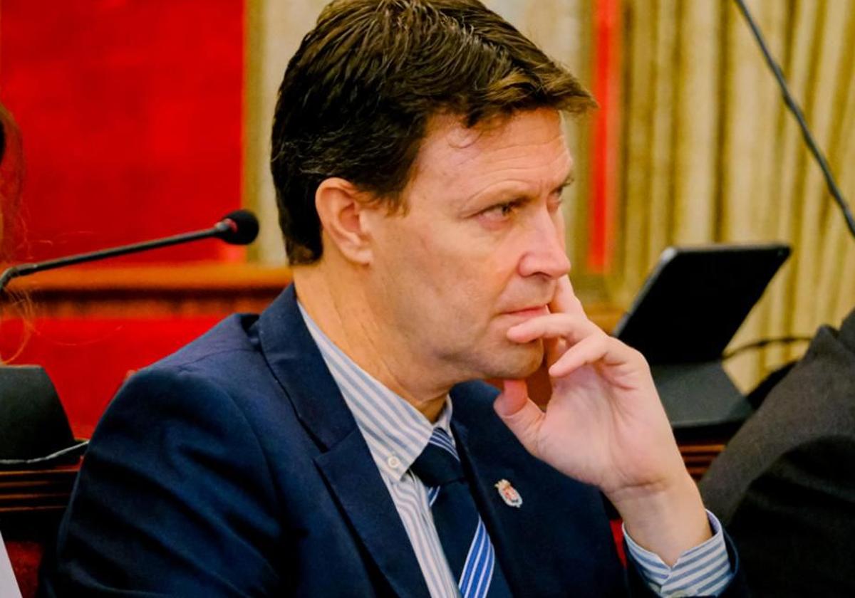 Imagen principal - El concejal de Hacienda de Alicante, Toni Gallego, dimite tras las presiones de Vox