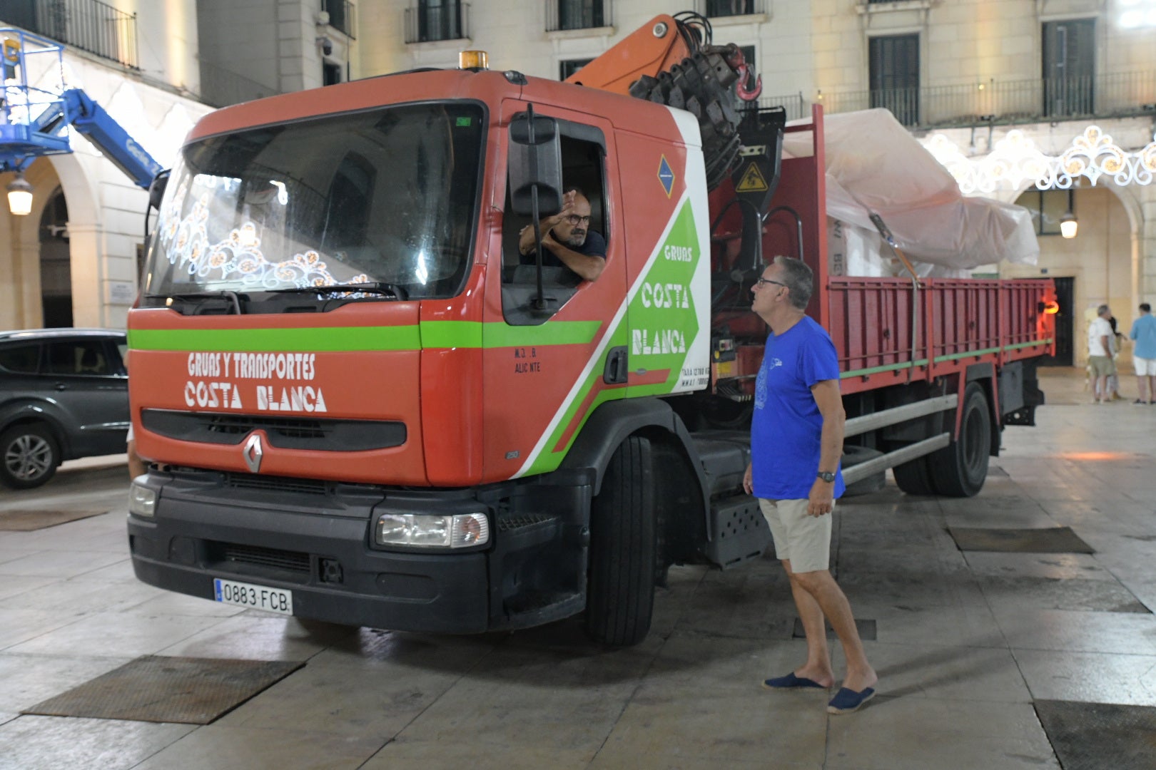 La hoguera oficial de Alicante llena la plaza del Ayuntamiento
