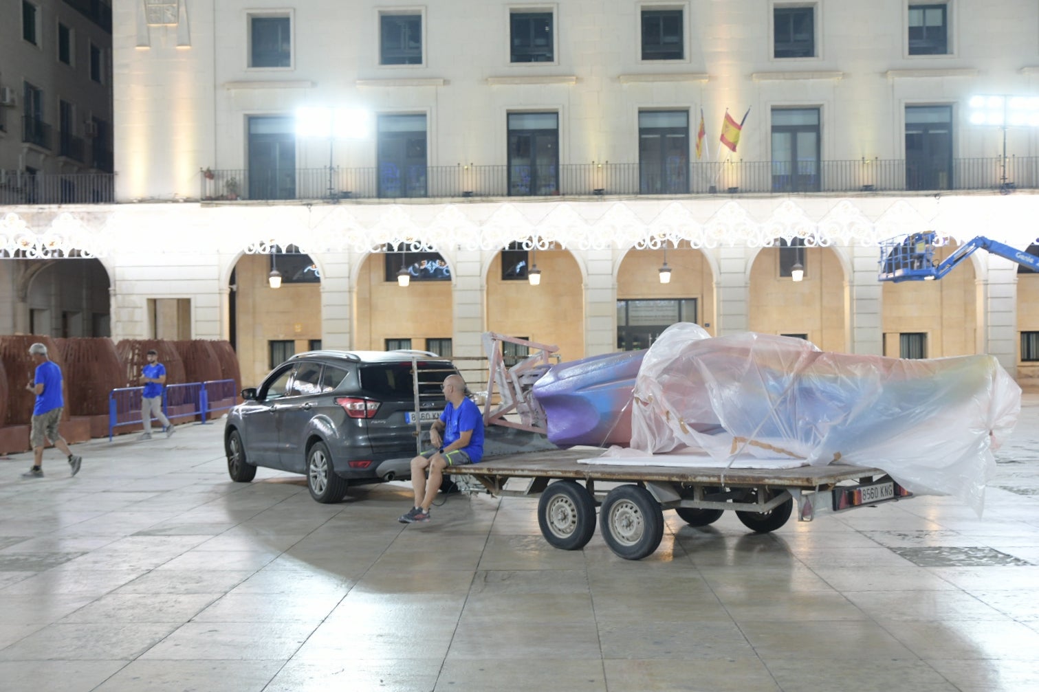 La hoguera oficial de Alicante llena la plaza del Ayuntamiento