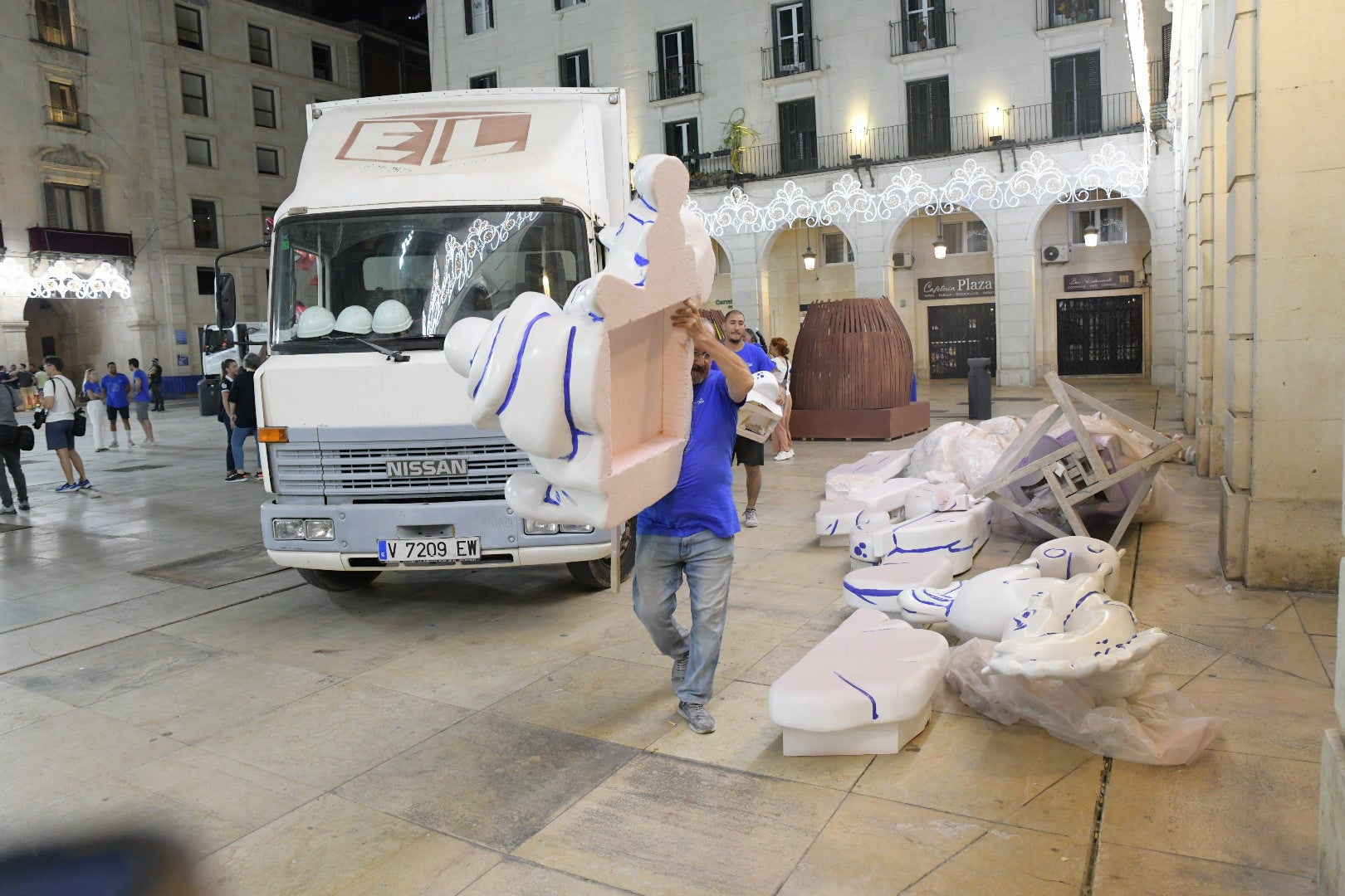 La hoguera oficial de Alicante llena la plaza del Ayuntamiento