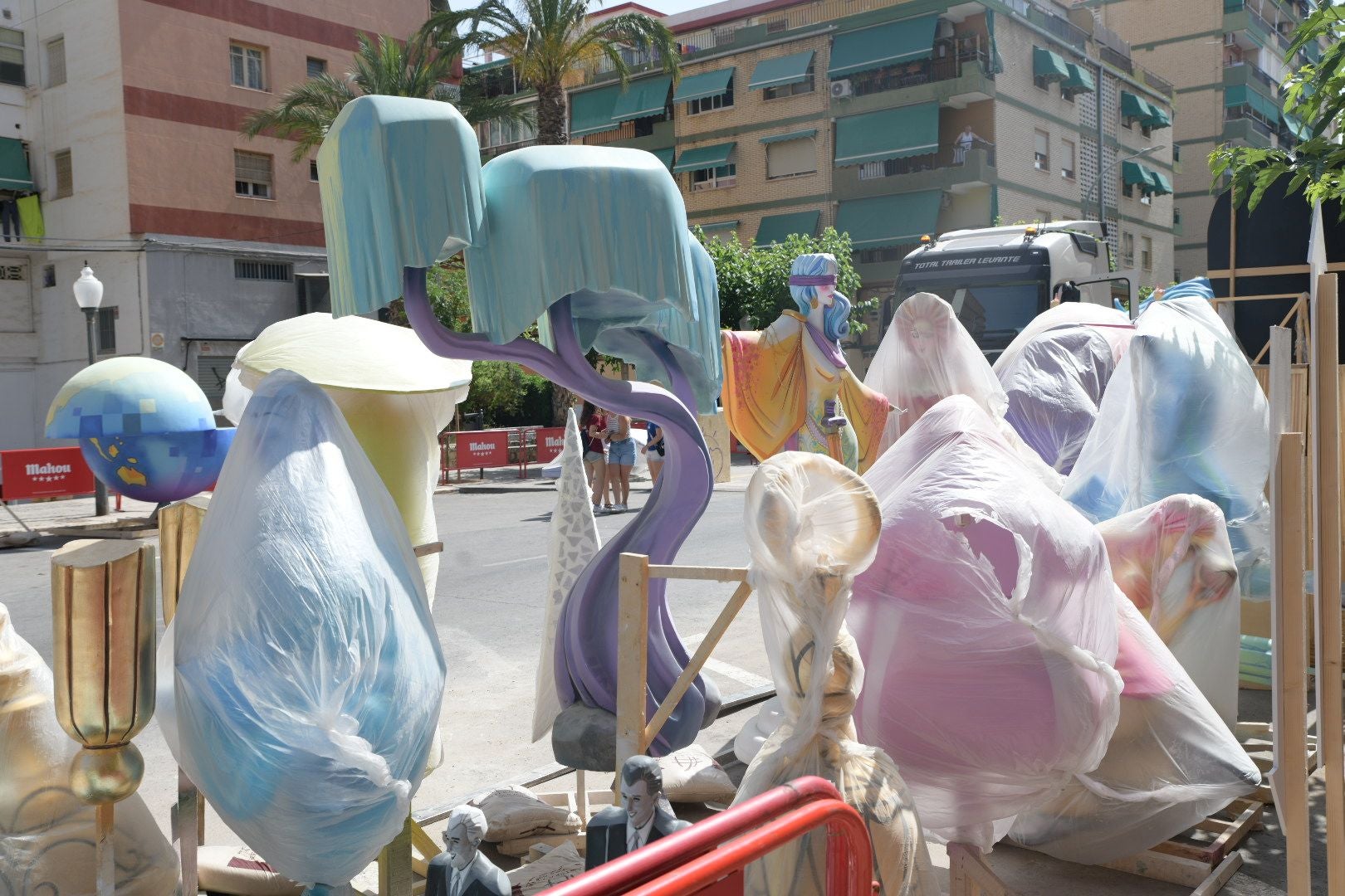 Las Hogueras toman ya las calles de Alicante