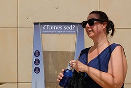 Una persona bebe de una fuente.