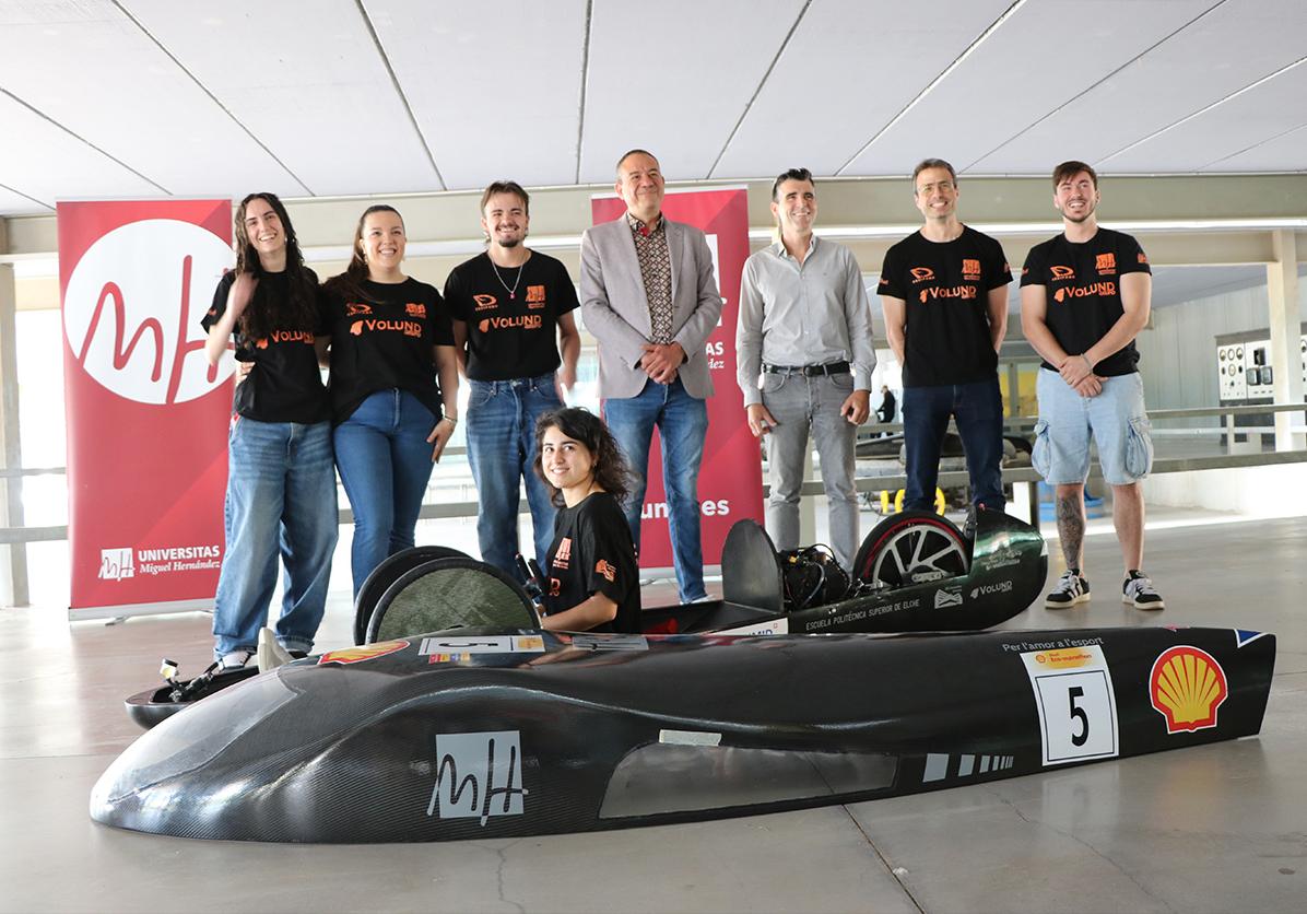 The Dátil UMH prototype alongside the team of students and professors responsible for its development.