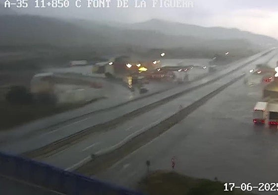 Situación de la A-35 esta tarde en La Font de la Figuera desde la cámara de la DGT