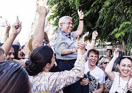 Josep Amand Tomàs en su foguera, Sèneca-Autobusos.