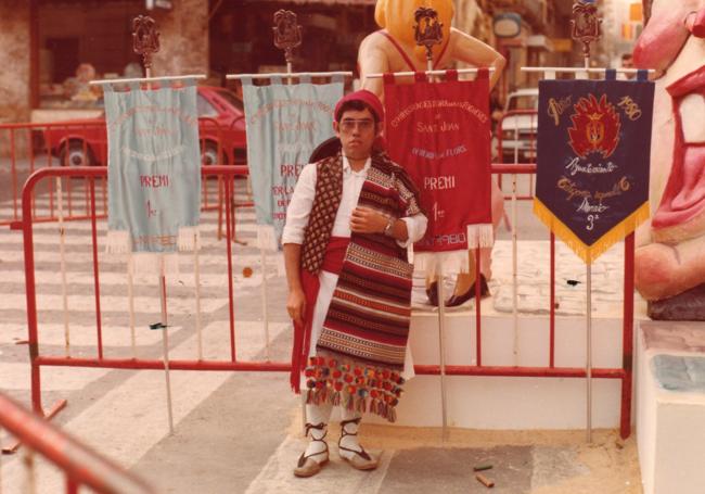 Amand vestido de zaragüell en los años 80.