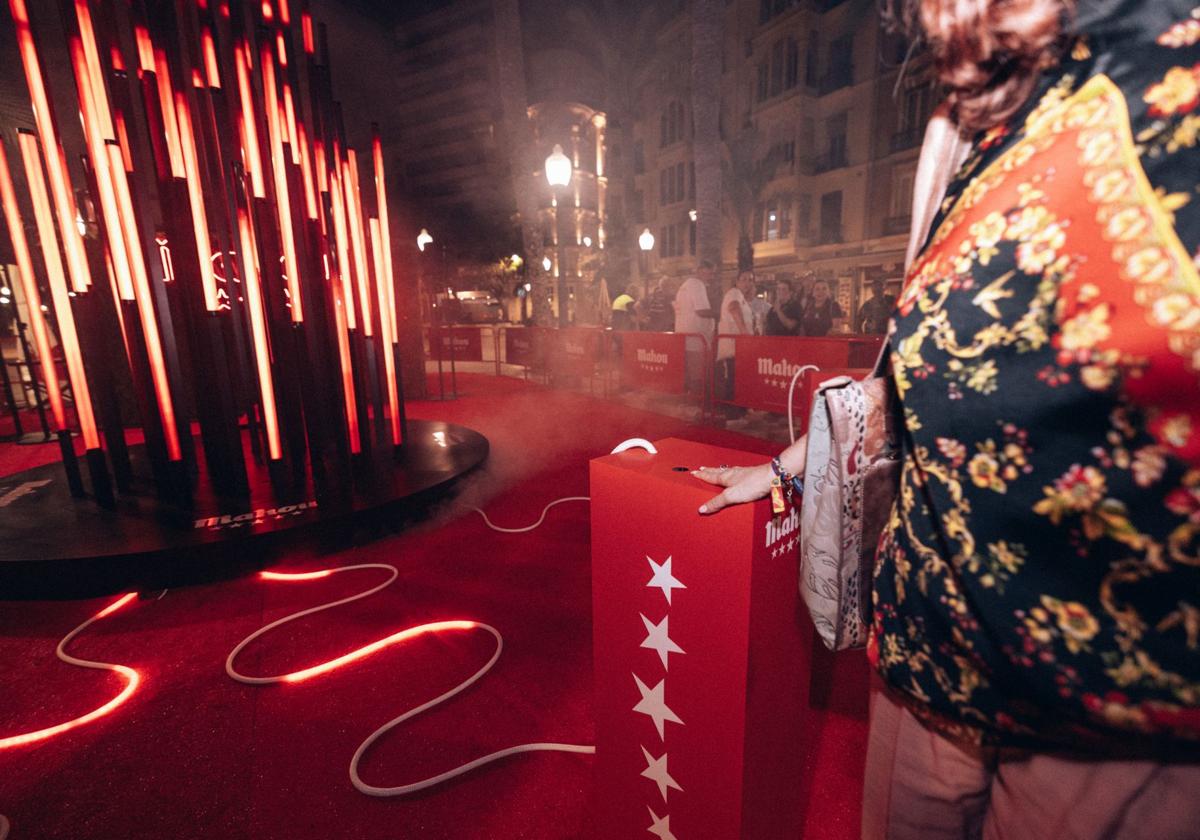 Así es la curiosa hoguera interactiva de Mahou en la Explanada de Alicante