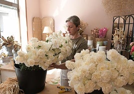 La florista Maria José Martínez Muñoz en su estudio.