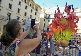 Una turista hace una foto a la Hoguera Oficial de Alicante.