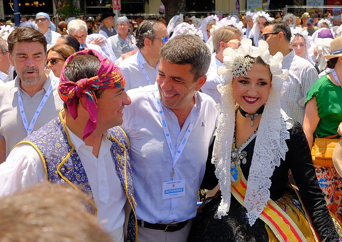 Imagen secundaria 1 - Mazón en su llegada a la mascletà.