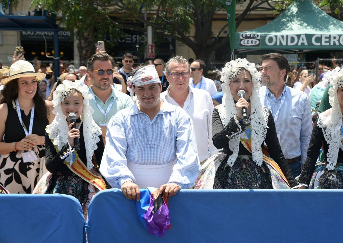 Imagen secundaria 1 - 1. El socialista Rubén Alfaro con los populares, Toni Pérez (Diputación), Luis Barcala (Alicante) y Pablo Ruz (Elche). 2. Las belleas del foc dan inicio a la mascletà. 3. Los pirotécnicos saludan después del disparo