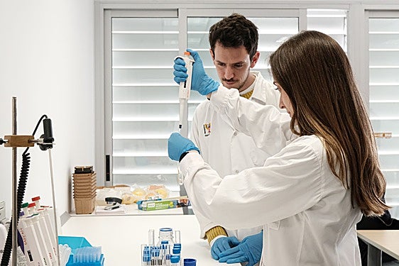 Dos de los fundadores de Oscillum en su laboratorio del Parque Científico.