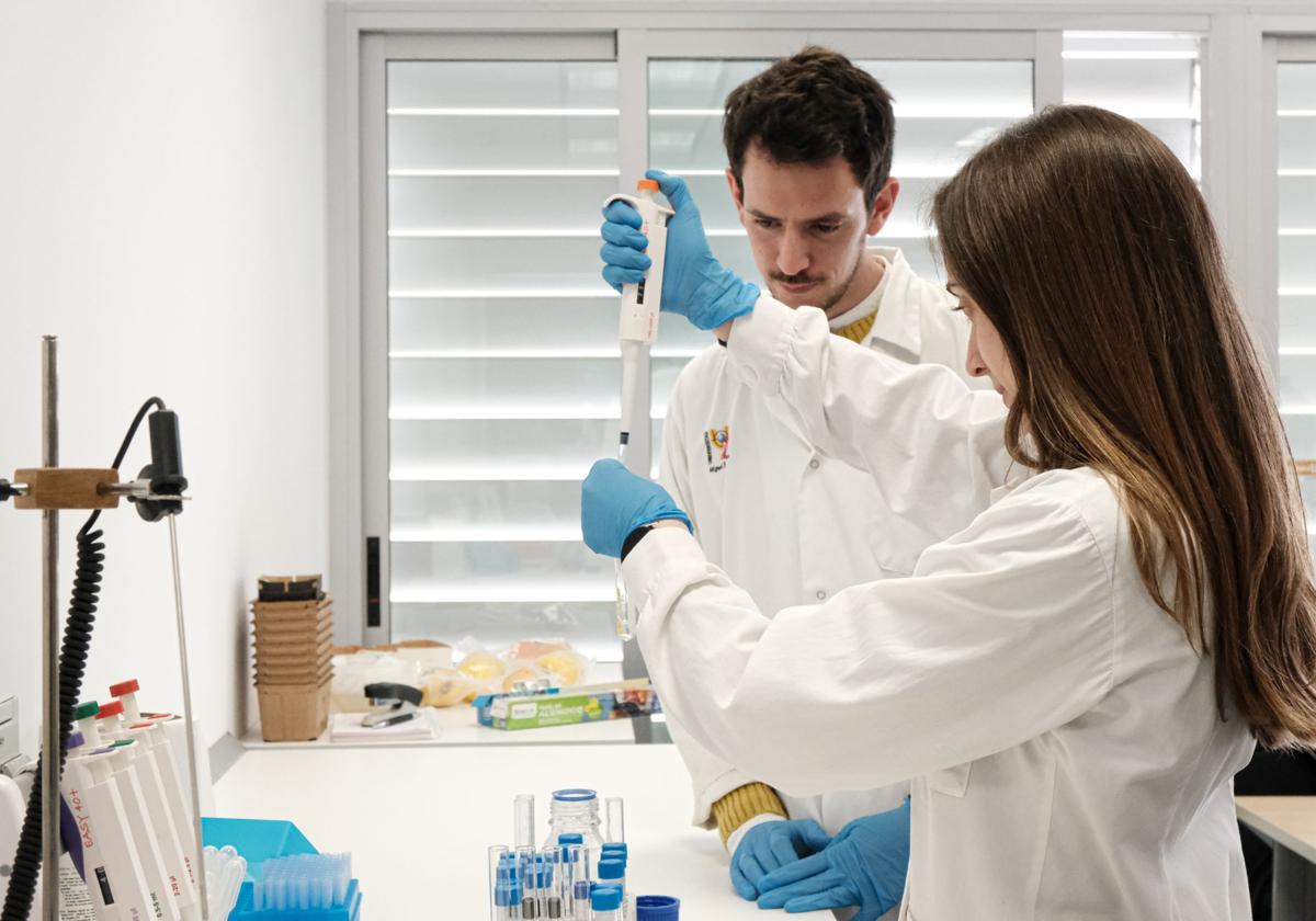 Dos de los fundadores de Oscillum en su laboratorio del Parque Científico.