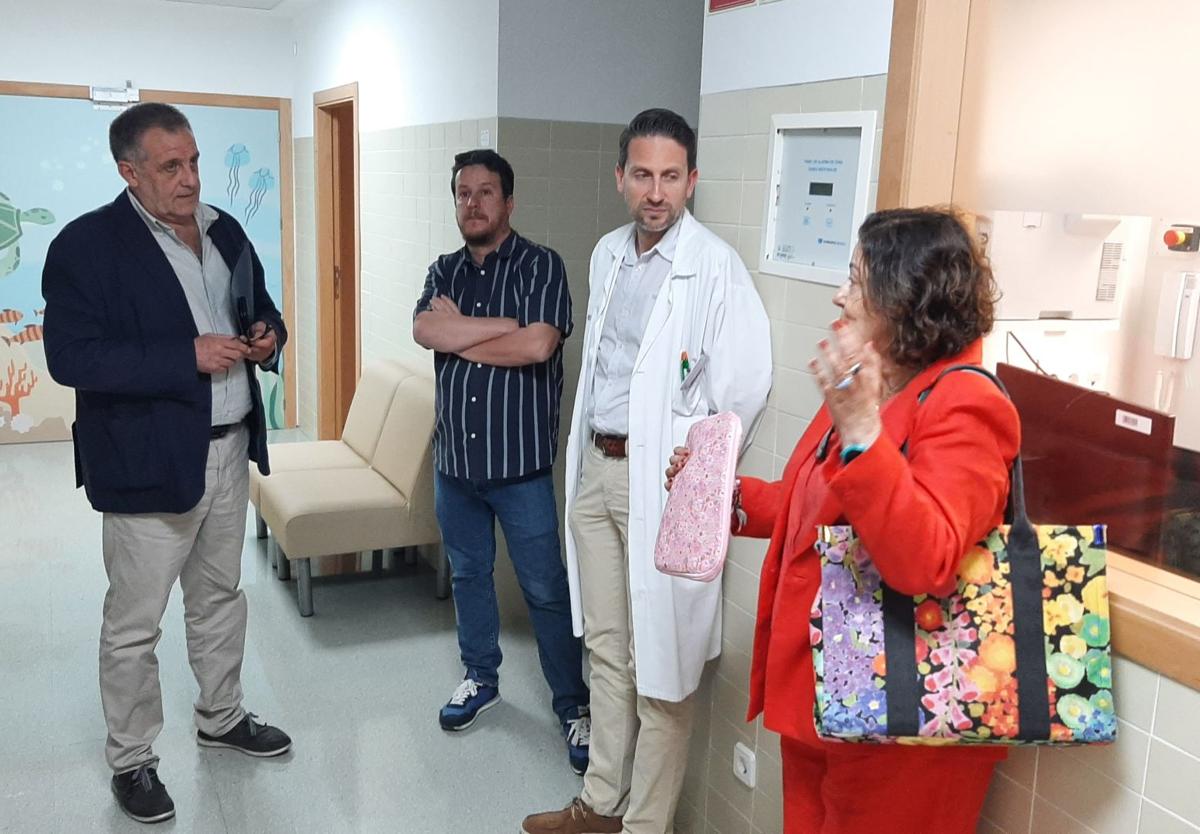 The General Director of Mental Health and Addictions, Bartolomé Pérez Gálvez, during a visit to Elche Hospital.