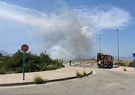Los bomberos actuando para extinguir el incendio.