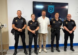 El concejal de Deportes, José Antonio Román, con una representación de la Policía Local, en la presentación de la prueba.