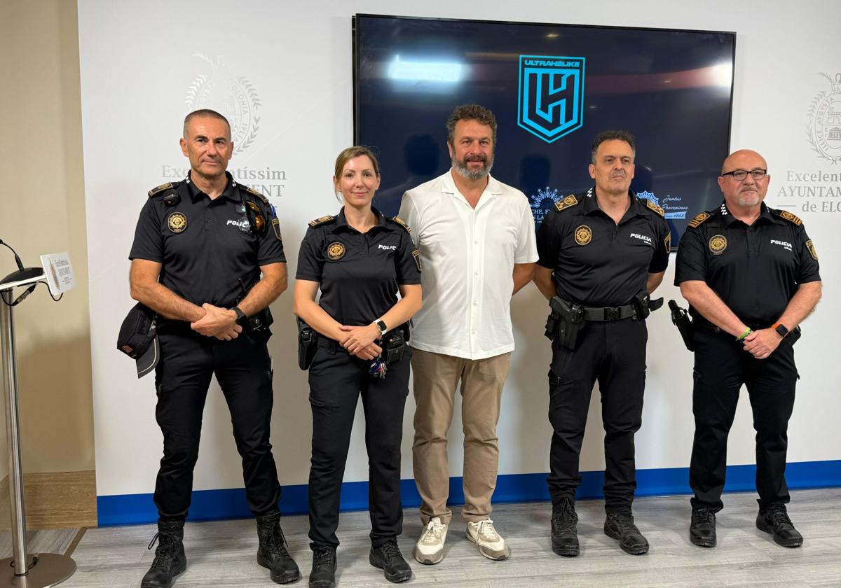 El concejal de Deportes, José Antonio Román, con una representación de la Policía Local, en la presentación de la prueba.