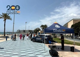 Puesto de atención de la Policía Nacional en la playa del Postiguet.