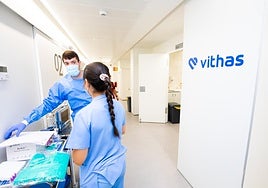 Dos profesionales de Vithas, en una de sus instalaciones.