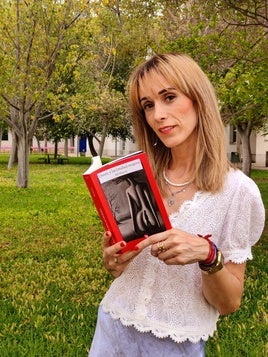 María José Marcos sostiene su última novela.