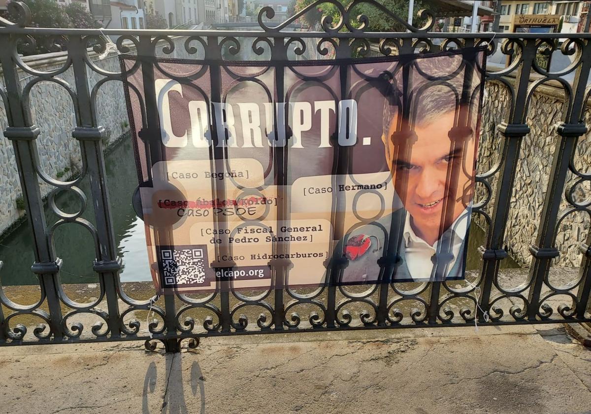 Poster calling Pedro Sánchez 'corrupt'.