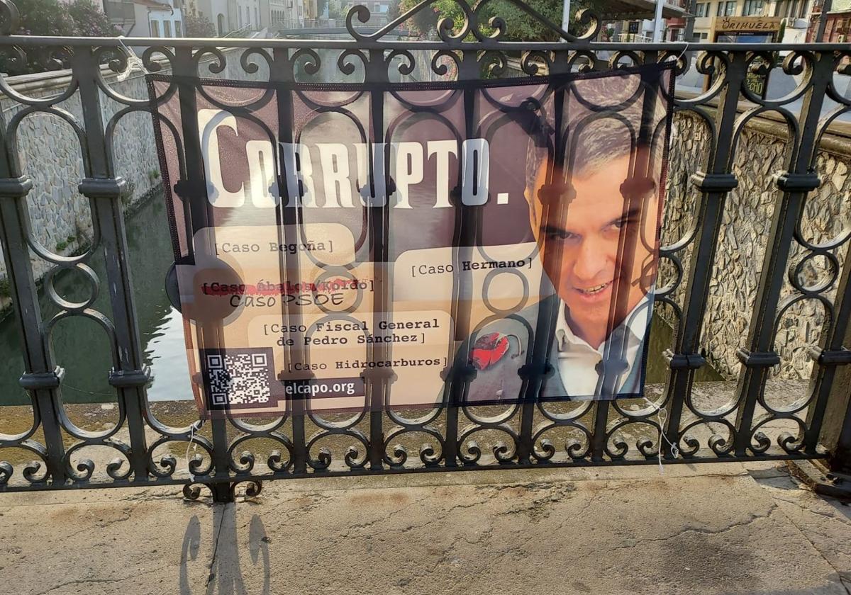 Cartel que llama a Pedro Sánchez «corrupto».