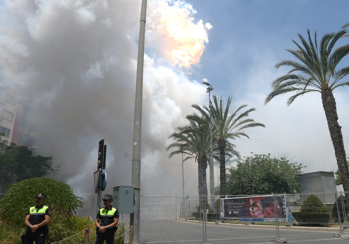Imagen principal - Ferrández increases the power in the Hogueras mascletà and thrills with a two-level earthquake