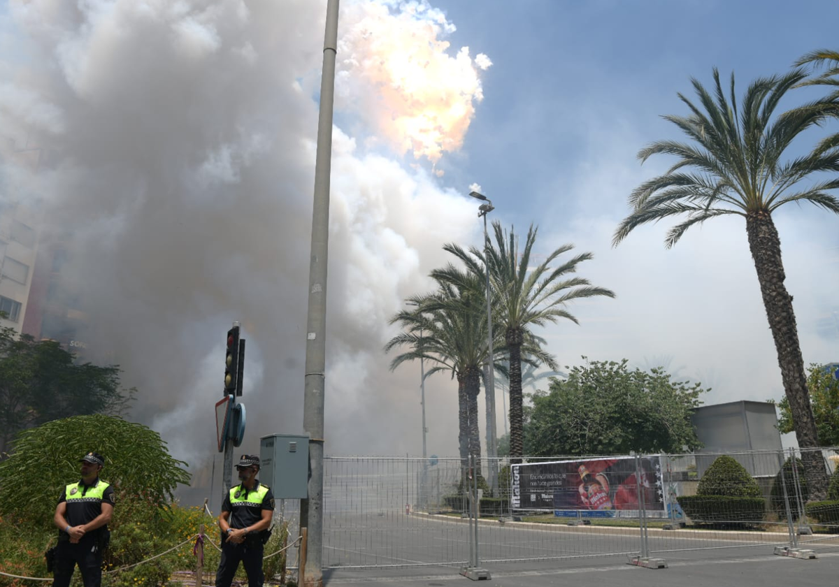 Ferrández increases the power in the Hogueras Mascletà and moves with a two-level earthquake