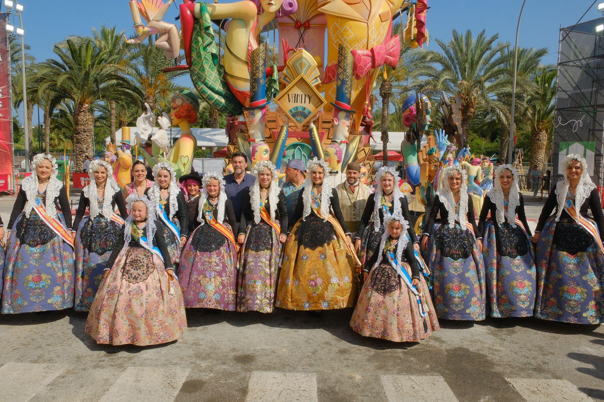 Una explosión de ilusión en Baver-Els Antigons: así se ha celebrado el primer premio de las Hogueras de Alicante